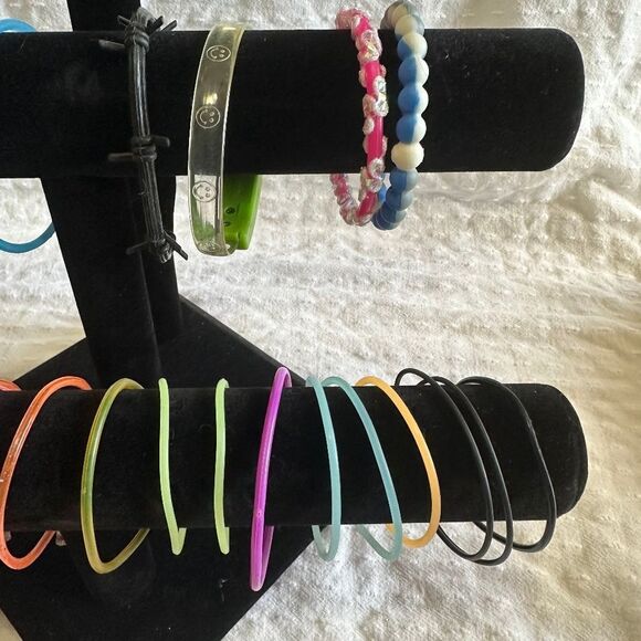 J392 Bulk Bundle of 36 Plastic & Rubber Bracelets - Picture 2 of 5